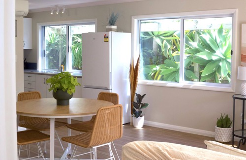 Gisborne Apartment | Beach Guest House: Steps from Wainui Beach with Breakfast
