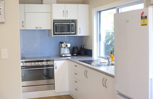 Gisborne Apartment | Beach Guest House: Steps from Wainui Beach with Breakfast