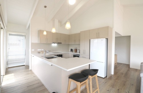 Merimbula Cabin | Top-Rated Beach Haven: Family-Friendly 3 Bedroom Retreat