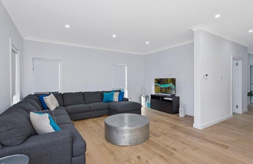 The Entrance North House | Family-Friendly Beach Haven on Hutton with Wheelchair Access