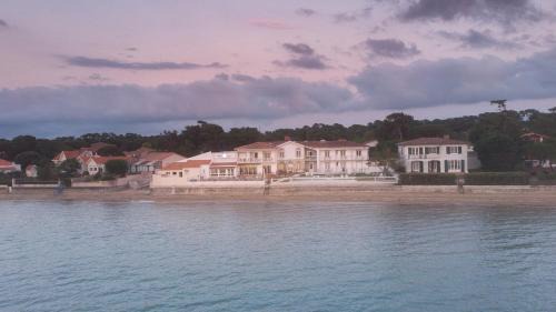 Ronce-les-Bains Hotel | Oceanfront Escape at Beach Hotel - Le Grand Chalet