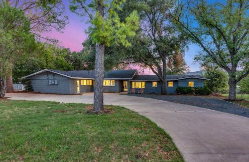Kingsland House | Beach House 2 on Lake LBJ - Sleeps 24