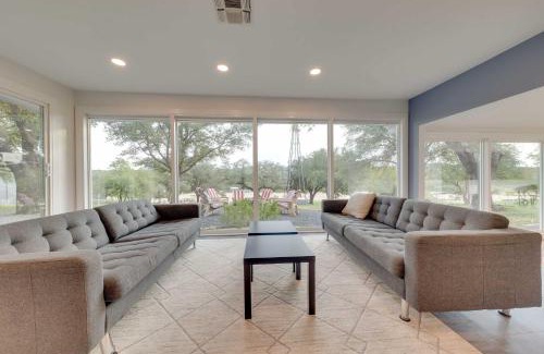 Kingsland House | Beach House 2 on Lake LBJ - Sleeps 24