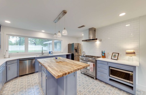 Kingsland House | Beach House 2: Pet-Friendly Retreat with Oceanfront Views