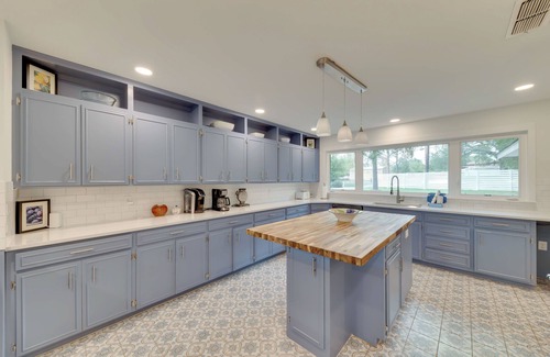 Kingsland House | Beach House 2: Pet-Friendly Retreat with Oceanfront Views
