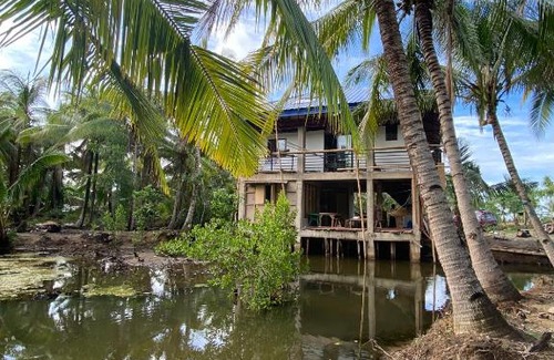 Bayawan City Bed & Breakfast | Cozy Beach House with Oceanfront Views and Private Access