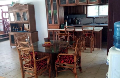 Villa Hermosa House | Cozy Beach House: Perfect for Families and Oceanside Fun