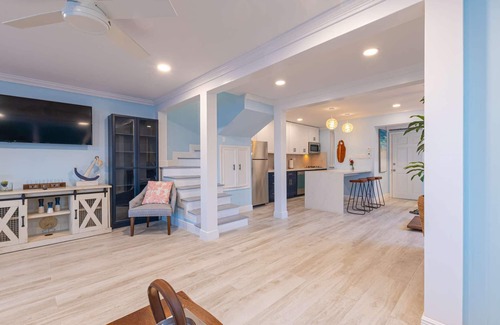 Nassau House | Inviting Beach House at Harbour Mews with Oceanfront Views