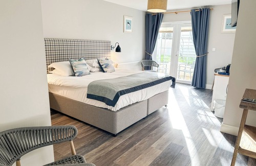 Seahouses Hotel | Beach House Hotel: 4-Star Retreat with Pool & Spa