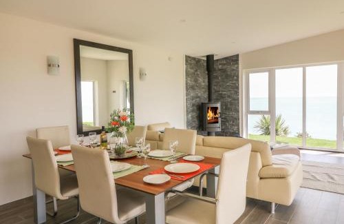 Riverchapel House | Delightful Beach House: 4-Star Family & Pet-Friendly Escape