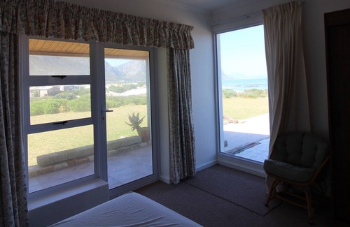 Betty's Bay House | Cozy Beach House Retreat in Betty's Bay with Breakfast