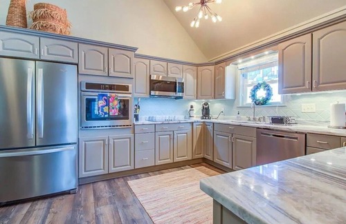Shoreline Park House | Beach House by the Bay: Rated 10/10 with Private Pool