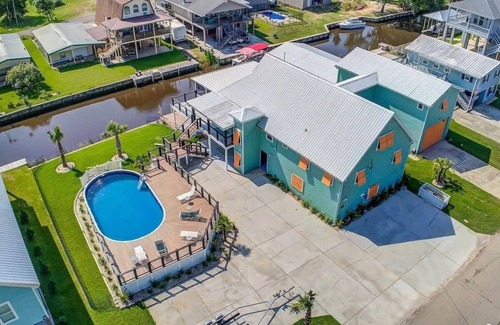 Shoreline Park House | Beach House by the Bay: Rated 10/10 with Private Pool