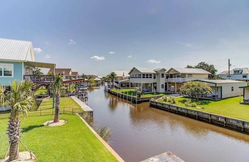 Shoreline Park House | Beach House by the Bay: Rated 10/10 with Private Pool