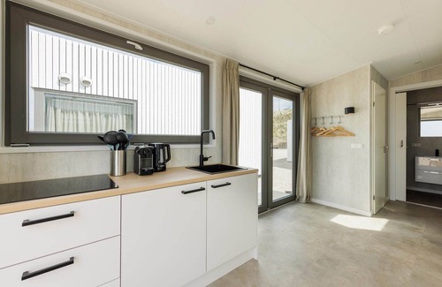 Zandvoort Ski Chalet | Beachfront Retreat: Unique House Steps from Zandvoort Beach
