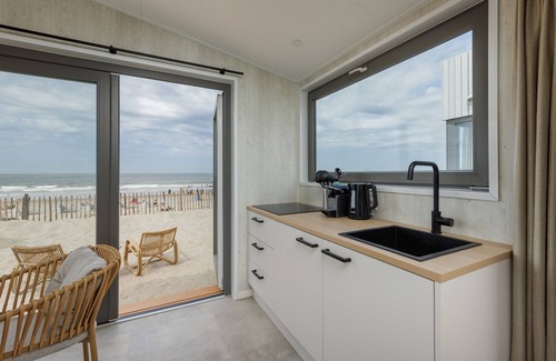 Zandvoort Ski Chalet | Beachfront Retreat: Unique House Steps from Zandvoort Beach