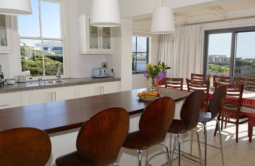 Kommetjie House | Beach House Retreat: Oceanfront Living in Eco Estate