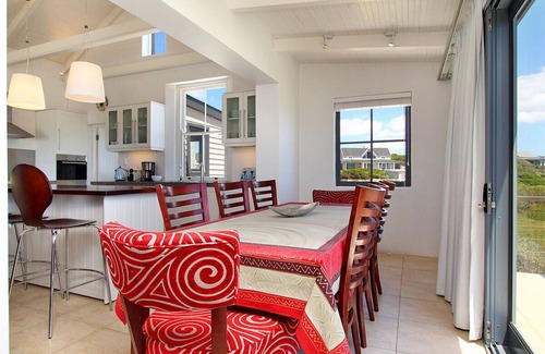 Kommetjie House | Beach House Retreat: Oceanfront Living in Eco Estate