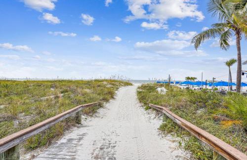St. Pete Beach House | Beach House on the Sand: Family-Friendly with Breakfast