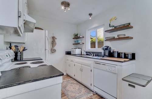 Crown Point Condo | Prime Beach House Steps from Mission Bay with Ocean View