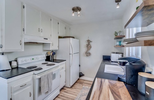 Crown Point Condo | Prime Beach House Steps from Mission Bay with Ocean View