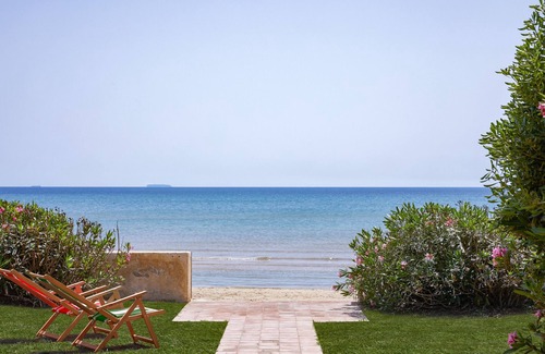 Granelli House | Family-Friendly Beach House with Ocean View & Breakfast