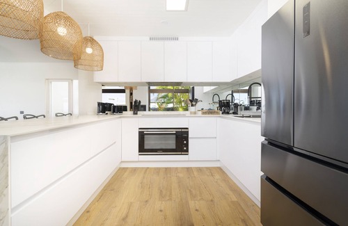 Punaauia House | Discover Beach House: Family-Friendly Bliss & Poolside Relaxation