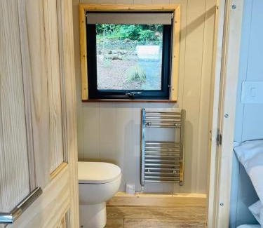 Kilmun Apartment | Beach House Pods: Guest Rated 9.6 with Hot Tub Access