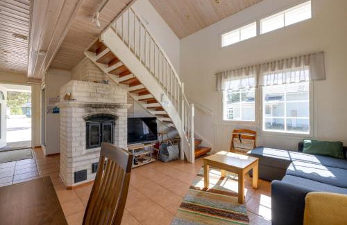 Kalajoki House | Beach House Rantadyyni 32: Oceanfront Retreat with Hot Tub