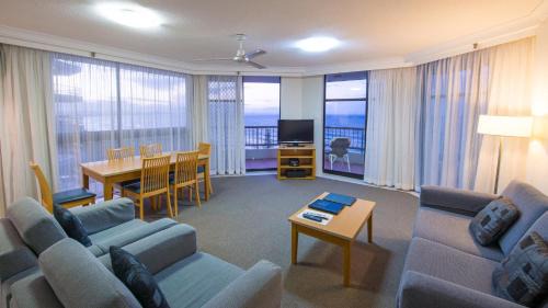 Coolangatta Apartment | Beach House Seaside Resort: Oceanfront Stay with Pool & Hot Tub