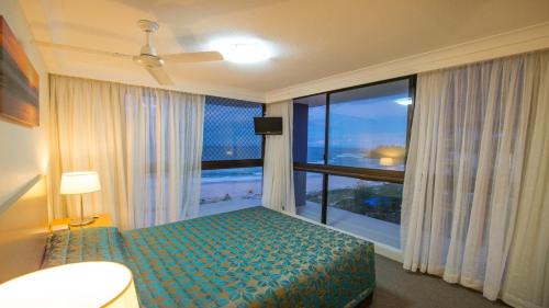 Coolangatta Apartment | Beach House Seaside Resort: Oceanfront Stay with Pool & Hot Tub