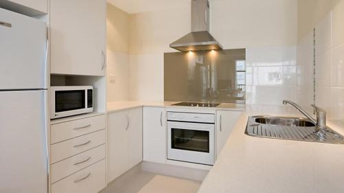 Coolangatta Apartment | Beach House Seaside Resort: Oceanfront Stay with Pool & Hot Tub