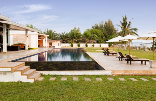 Laem Sing House | Relax at Villa Suntropic: Beach House with Ocean View