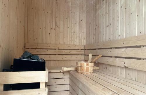 Kampung Bahasa Kapor House | Beach House WaterfrontPoolSaunaHot JacuzziWifi