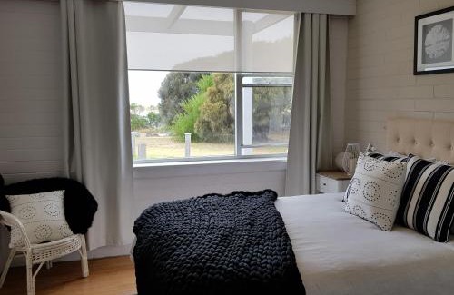 Scamander House | Cozy Beach Hut Scamander with Oceanfront Views