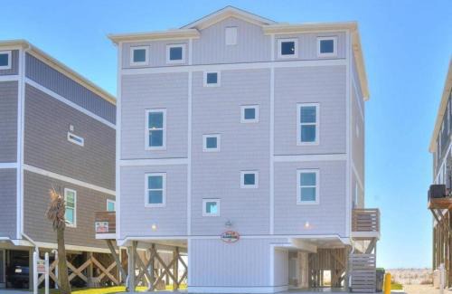 Long Beach House | Beach Landing: Family-Friendly Retreat with Oceanfront Pool