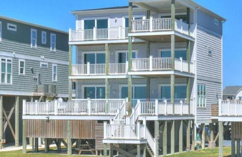 Long Beach House | Beach Landing: Family-Friendly Retreat with Oceanfront Pool