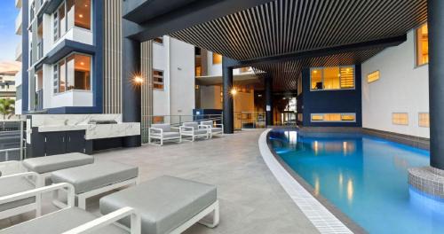 Alexandra Headland Apartment | Beach Life - 4-Star Oceanfront Apartment with Pool & Hot Tub