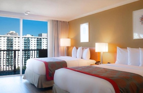 Sunny Isles Beach Hotel | Unwind at Marco Polo Beach Resort: Pool & Pet-Friendly Units