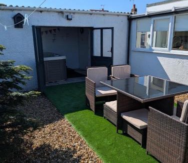 Prestatyn House | Beach Links: Guest Rated 9.3 with Oceanfront Amenities