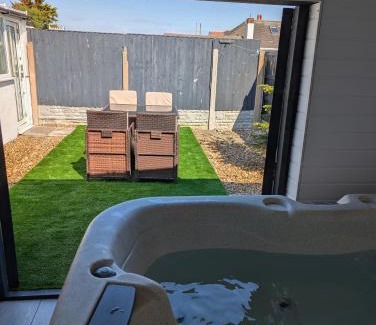 Prestatyn House | Beach Links: Guest Rated 9.3 with Oceanfront Amenities
