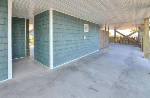 Oak Island House | Relax at Beach Mountain: Family-Friendly with Pool & Hot Tub