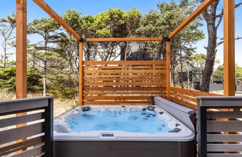 Tierra Del Mar House | Oceanfront Retreat with Hot Tub and Scenic Beach Views