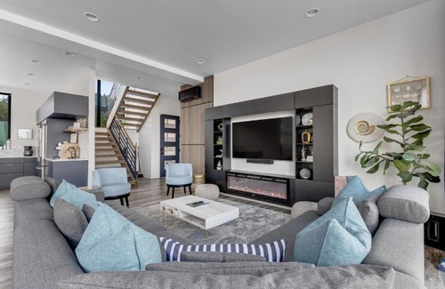 Tierra Del Mar House | Oceanfront Retreat with Hot Tub and Scenic Beach Views