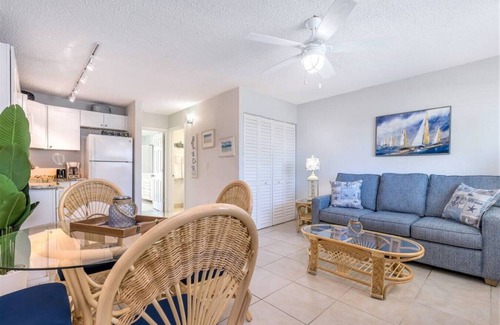 Marathon Condo | Experience Waterside Bliss: Pool, Marina & Tiki Bar