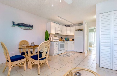Marathon Condo | Experience Waterside Bliss: Pool, Marina & Tiki Bar