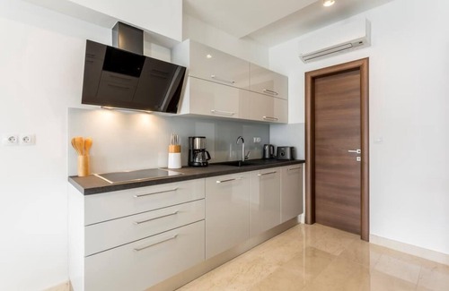 Strozanac Apartment | Beach residence with pool and sea view - Penthouse apartment H7