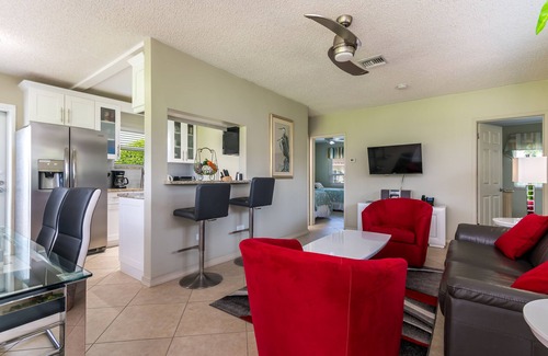 Hillsboro Beach Cottage | Beach Resort Villa: Family-Friendly Retreat by the Ocean