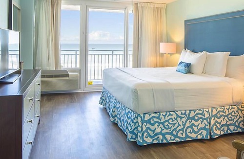 Daytona Beach Shores Resort | Oceanfront Resort with Pool, Hot Tub & Perfect 10 Rating