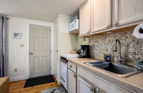 Dennis Port Condo | Cozy Studio Condo with Pool, Patio & Steps to the Beach